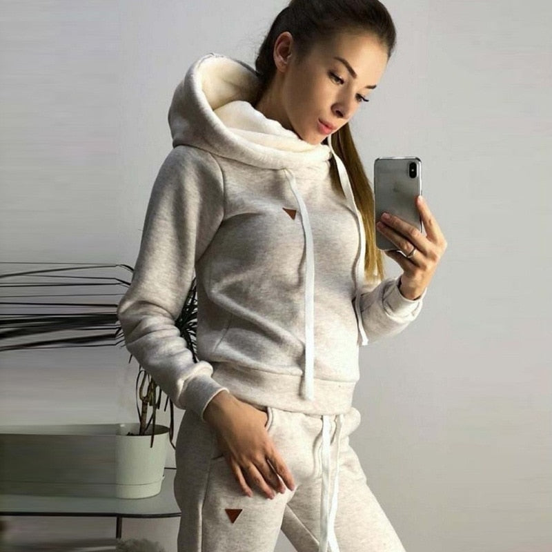 "Women's Autumn Winter 2 Piece Set: Fleece Hoodie Sweatshirt + Baggy Jogger Pants for Sportswear and Warm Outfits"